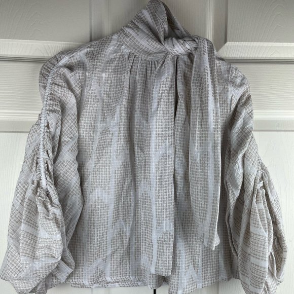 dRa Los Angeles Arrow Print Blouse in Beige Tie Neckline XS NEW - Picture 2 of 9